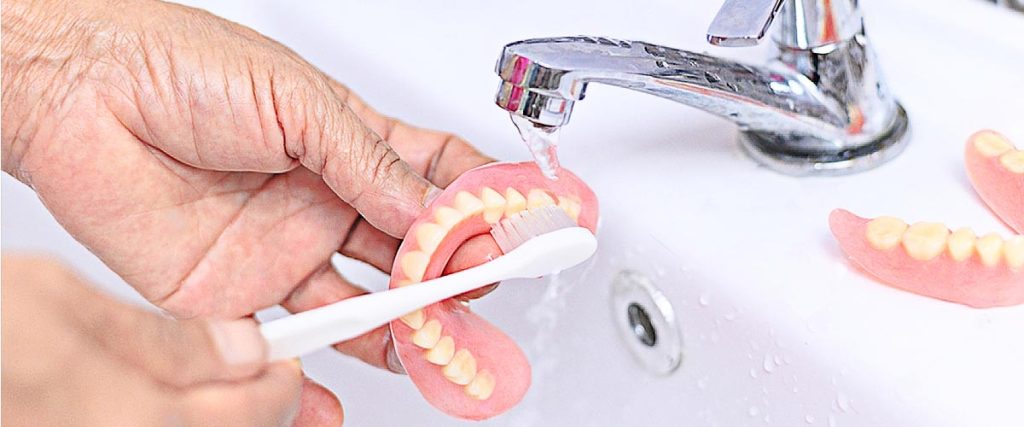 cepillo para limpiar protesis dentales